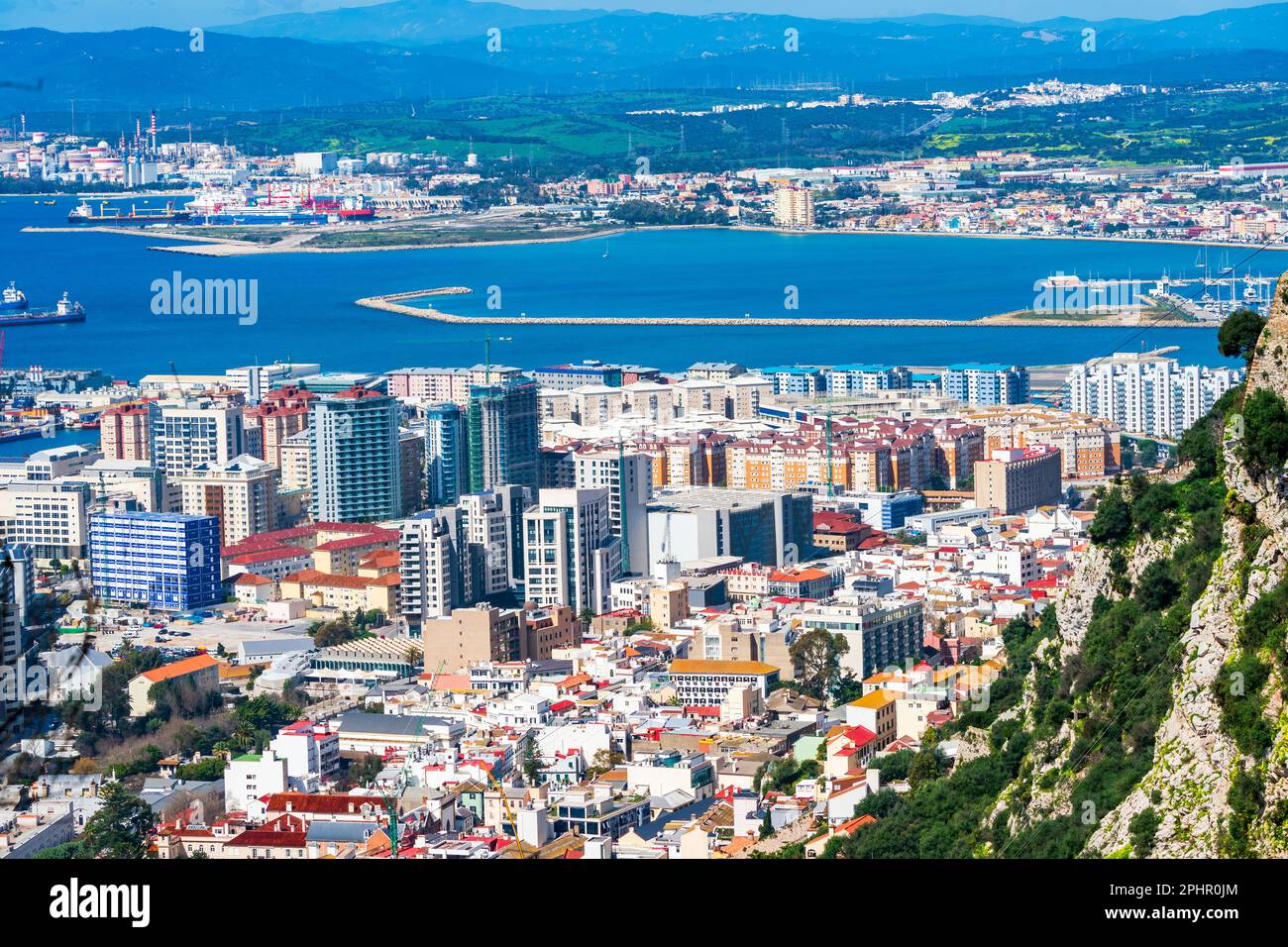 Blick über die Stadt Gibraltar und die spanische Küste über die Bucht von Gibraltar, Großbritannien Stockfoto