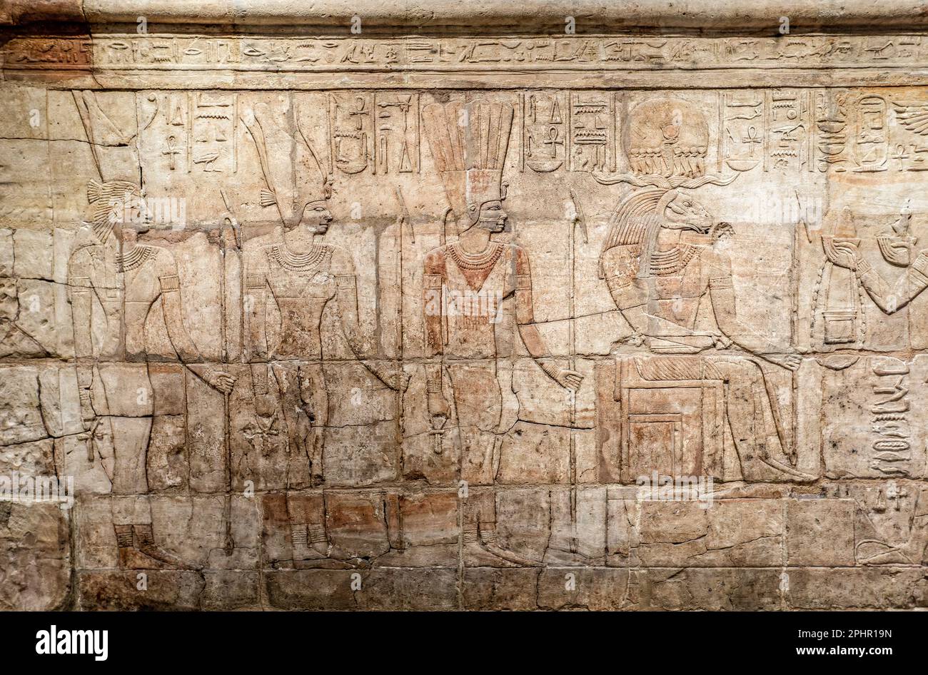 Nahaufnahme einer großen Mauer mit alten ägyptischen Hieroglyphen am 16. Juni 2022 im Ashmolean Museum, Oxford, Großbritannien Stockfoto