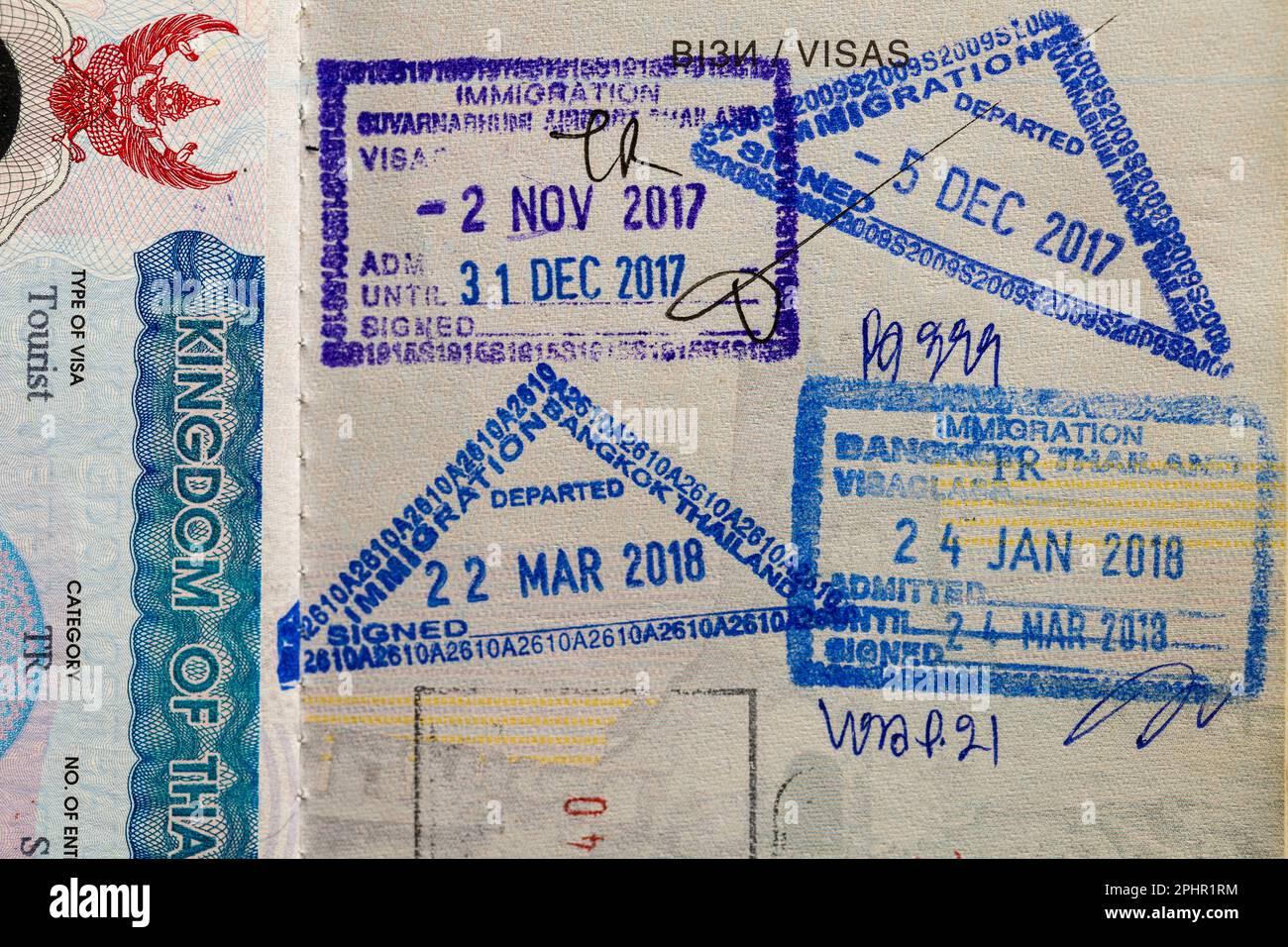 Innenseite eines gereisten ukrainischen Passes mit Stempeln vom Zoll Thailands. Grenzstempel im Pass beim Überqueren der Staatsgrenze Thailanisch Stockfoto