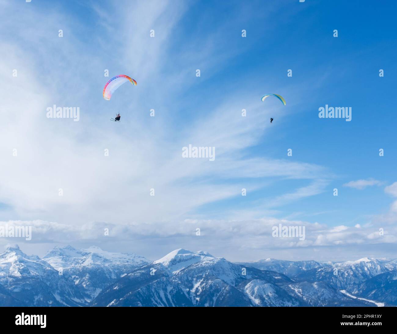 Schnellfliegen oder Parasailing mit Skifahren ist eine großartige Möglichkeit, das Columbia River Valley in der Nähe von Revelstoke, British Columbia, Kanada, zu sehen. Stockfoto