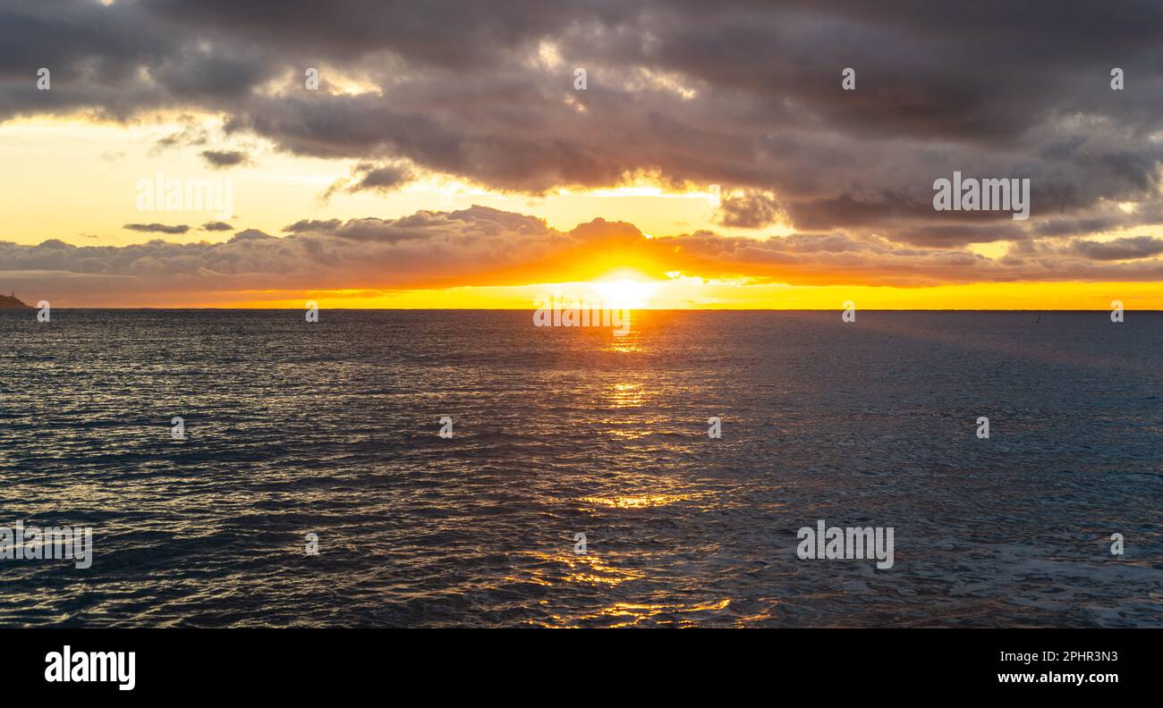 Sonnenaufgang am Meer, Morgenmeer, dramatischer Sonnenuntergang in den Wolken, Orange Horizon in der goldenen Stunde, wunderschönes Urlaubskonzept für Sonnenaufgang am Meer Stockfoto