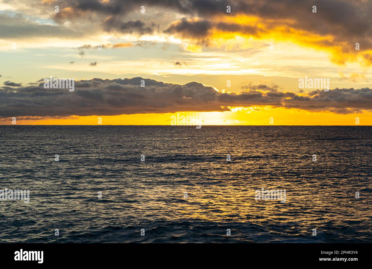 Sonnenaufgang am Meer, Morgenmeer, dramatischer Sonnenuntergang in den Wolken, Orange Horizon in der goldenen Stunde, wunderschönes Urlaubskonzept für Sonnenaufgang am Meer Stockfoto