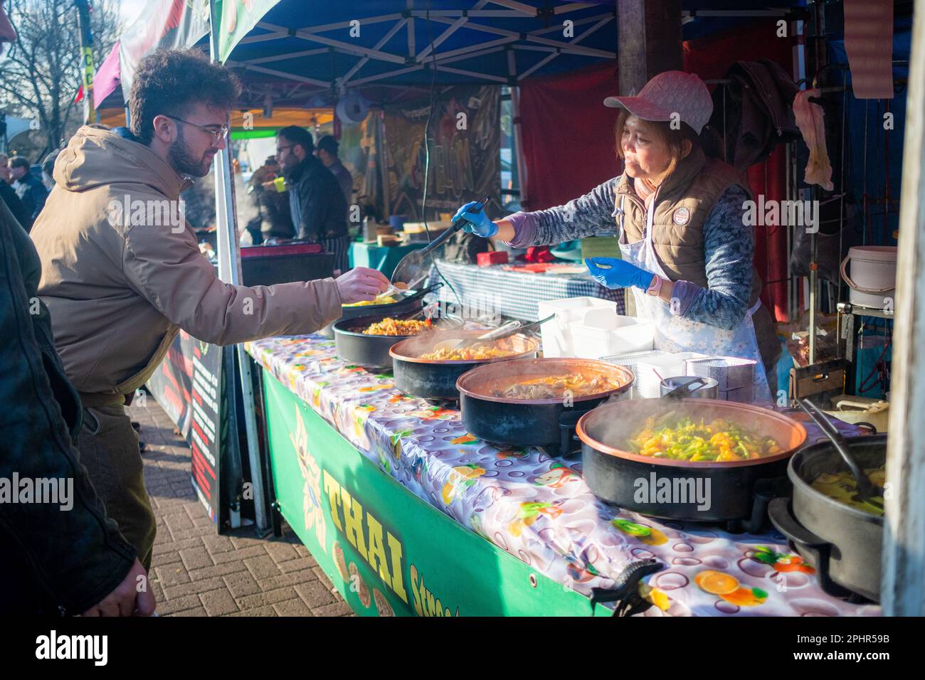 London - Januar 2023: Acklam Village Street Food abseits der Portobello Road in West London Stockfoto
