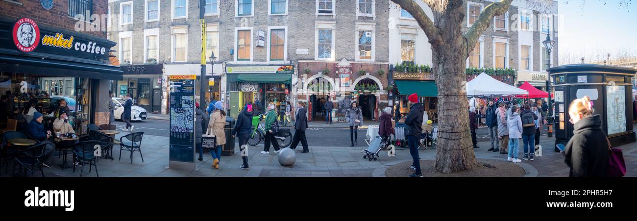 London - Januar 2023: Panoramablick auf die Geschäfte auf der Portobello Road in Notting Hill, West London - Wahrzeichen Straße mit Straßenmarkt Stockfoto