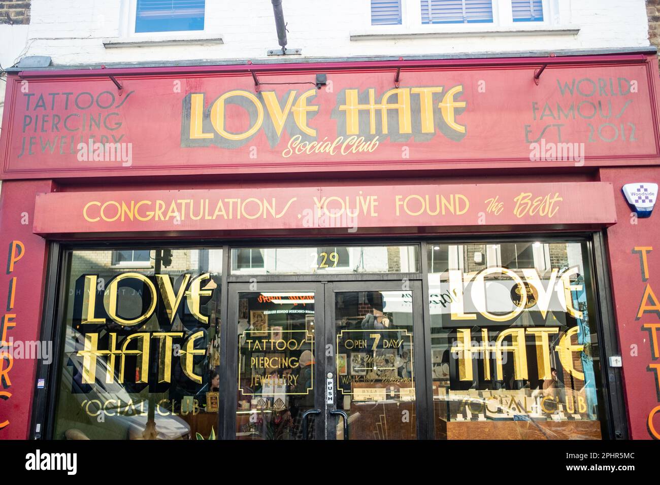 London - Januar 2023: Geschäfte auf der Portobello Road in Notting Hill, West London - Wahrzeichen Straße mit Straßenmarkt Stockfoto