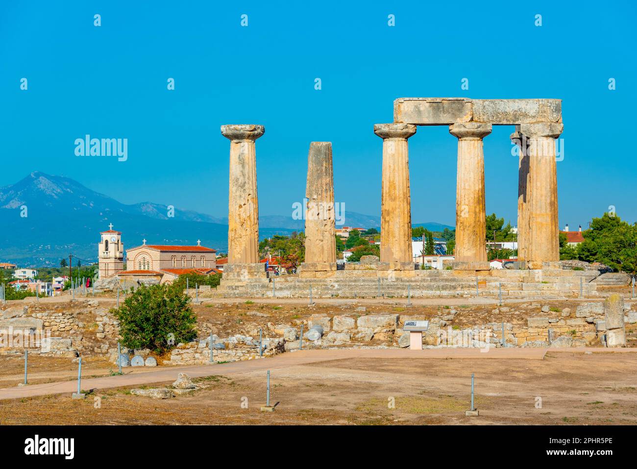 Tempel des Apollo an der antiken Ausgrabungsstätte Korinth in Griechenland. Stockfoto