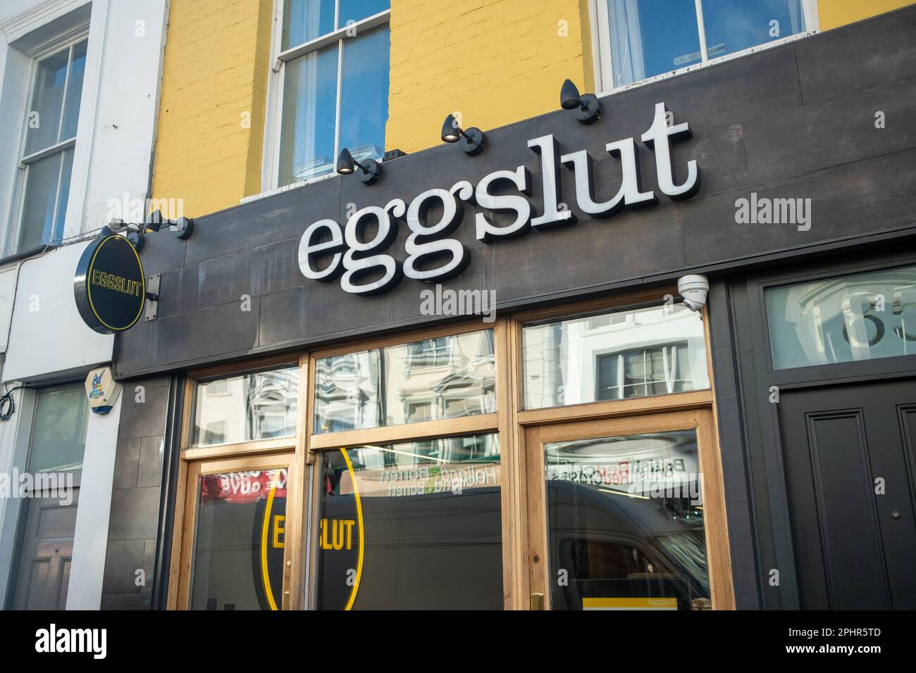 London - Januar 2023: Eggslut Shops auf der Portobello Road in Notting Hill, West London - Wahrzeichen Straße mit Straßenmarkt Stockfoto