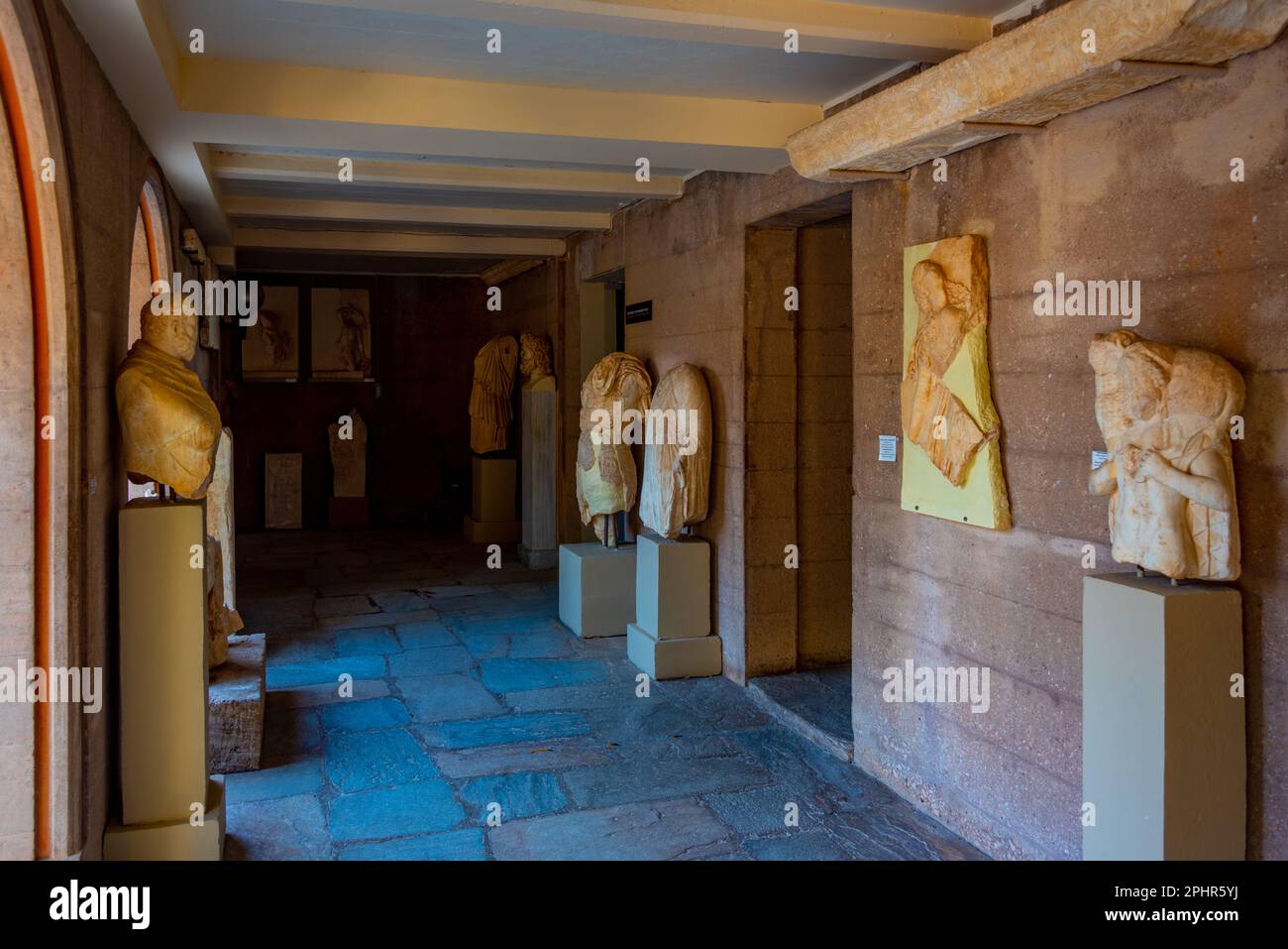 Skulpturen an der archäologischen Stätte des antiken Korinth in Griechenland. Stockfoto