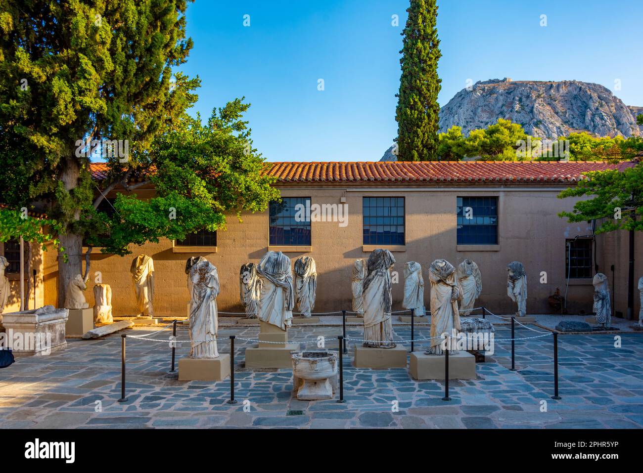 Skulpturen an der archäologischen Stätte des antiken Korinth in Griechenland. Stockfoto