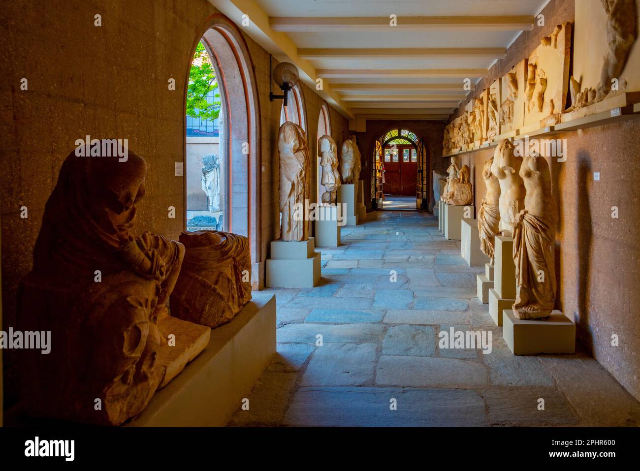 Skulpturen an der archäologischen Stätte des antiken Korinth in Griechenland. Stockfoto
