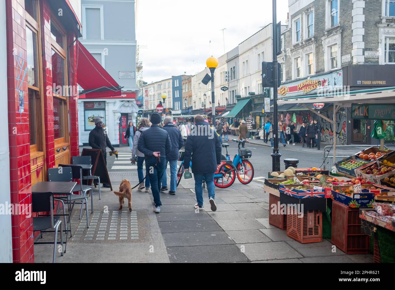 London - Januar 2023: Geschäfte auf der Portobello Road in Notting Hill, West London - Wahrzeichen Straße mit Straßenmarkt Stockfoto