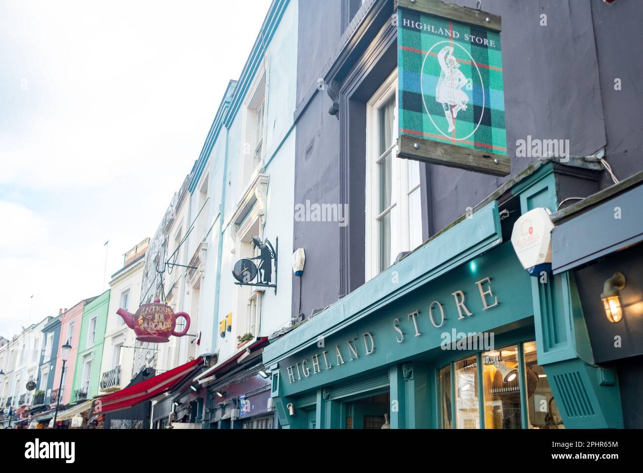 London - Januar 2023: Geschäfte auf der Portobello Road in Notting Hill, West London - Wahrzeichen Straße mit Straßenmarkt Stockfoto