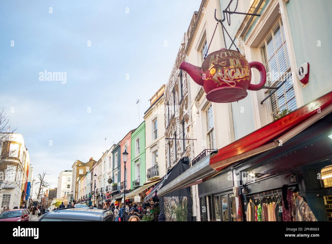 London - Januar 2023: Geschäfte auf der Portobello Road in Notting Hill, West London - Wahrzeichen Straße mit Straßenmarkt Stockfoto