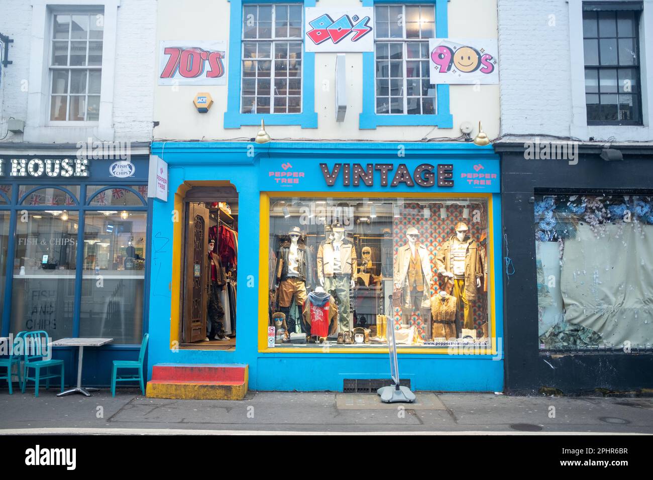 London - Januar 2023: Lebhafte unabhängige Geschäfte in Notting Hill an der Portobello Road Stockfoto