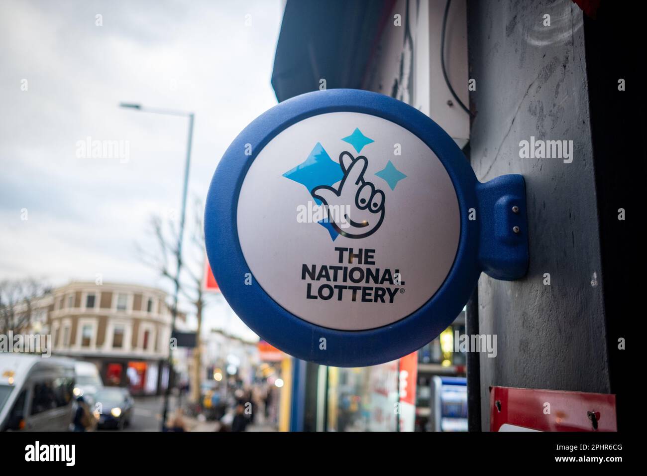 London – Januar 2023: Außenschild mit dem Logo der National Lottery auf der High Street Shop Stockfoto