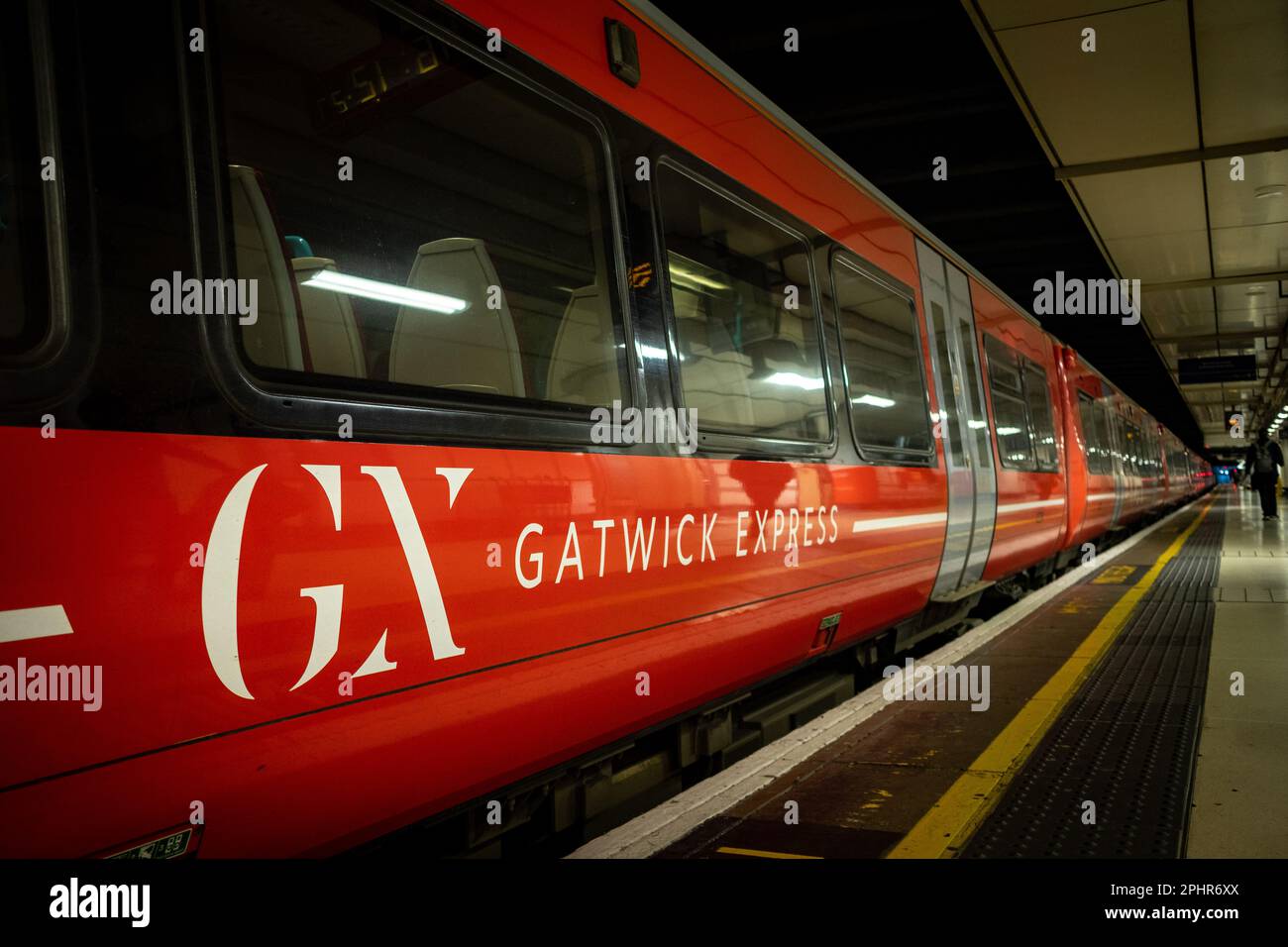 London - Januar 2023: Gatwick Express am Londoner Bahnhof Victoria Stockfoto
