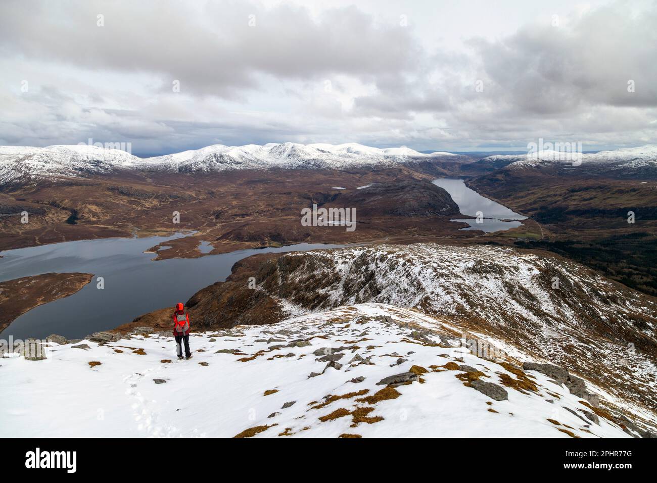 Ein Wanderer auf dem Gipfel von ben Stack, der auf Loch Stack und Loch More blickt Stockfoto