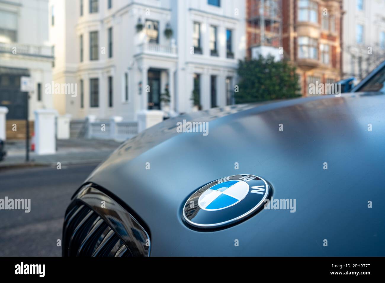 London – Januar 2023: BMW-Logo auf mattem Balck X7-Modell Stockfoto