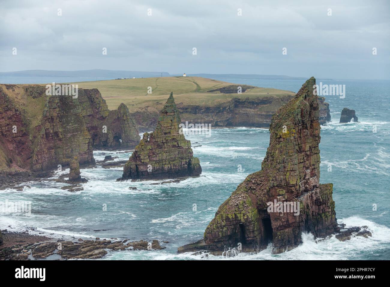 Die Stacks of Duncansby. Duncansby Sea Stacks in der Nähe von John O Groats, Schottland Stockfoto