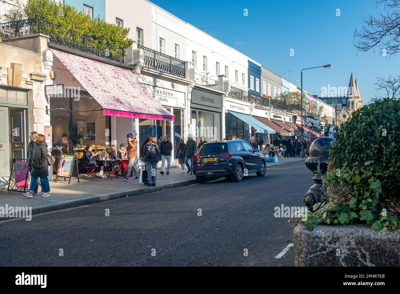 London - Januar 2023: Westbourne Grove High Street Shops in Notting Hill im Westen Londons Stockfoto