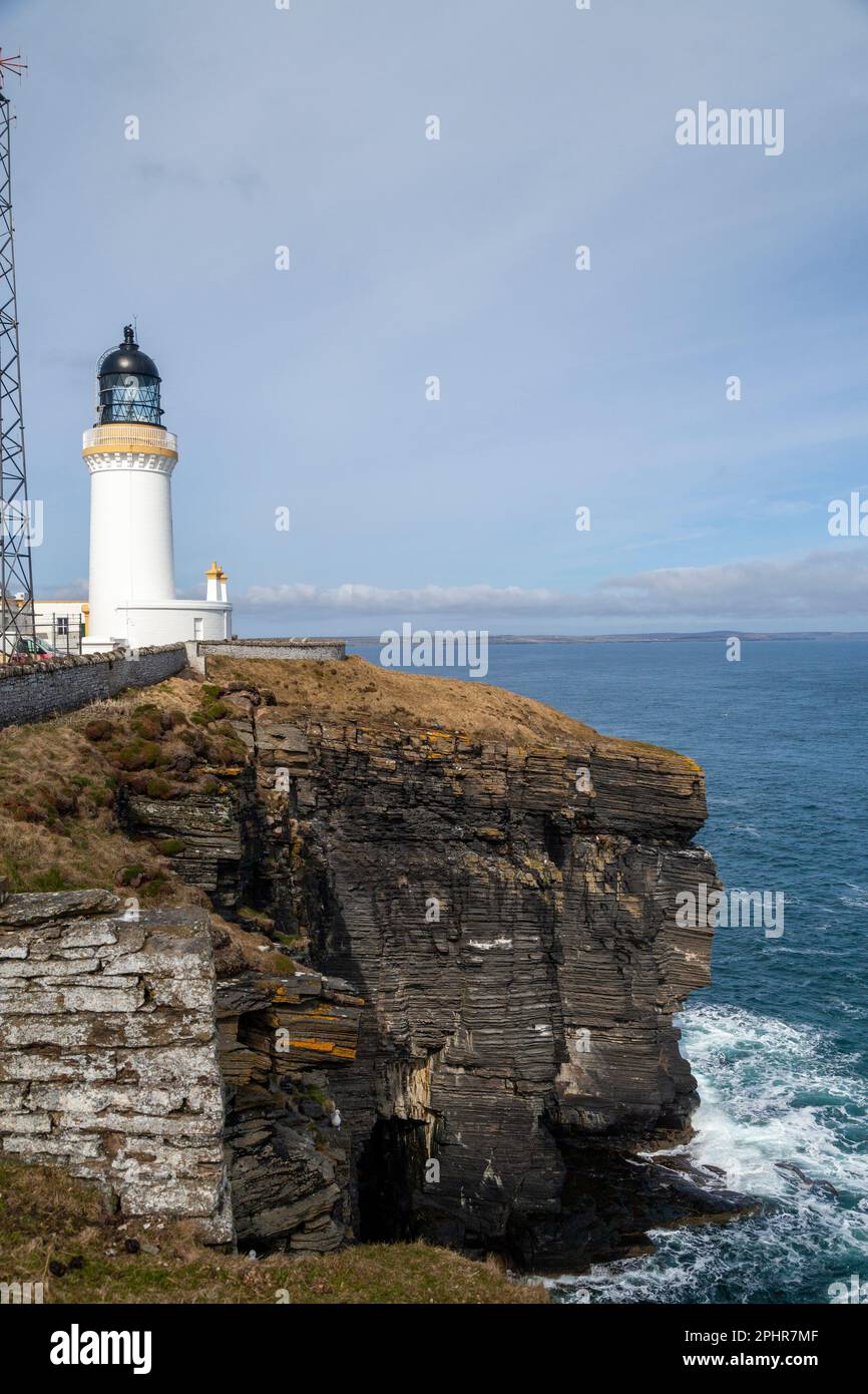Der Leuchtturm Noss Head ist ein aktiver Leuchtturm aus dem 19. Jahrhundert in der Nähe von Wick in Caithness, Schottland Stockfoto