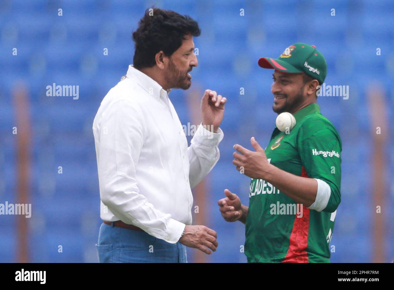 Der Kommentator Atahar Ali Khan (L) und Hauptmann Shakib Al Hasan (R ...