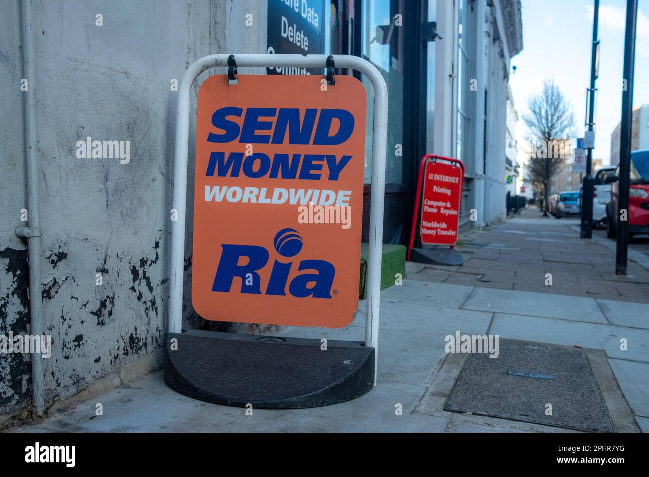London – Januar 2023: Schild für Ria-Geldtransferdienstleister in der Londoner Straße Stockfoto