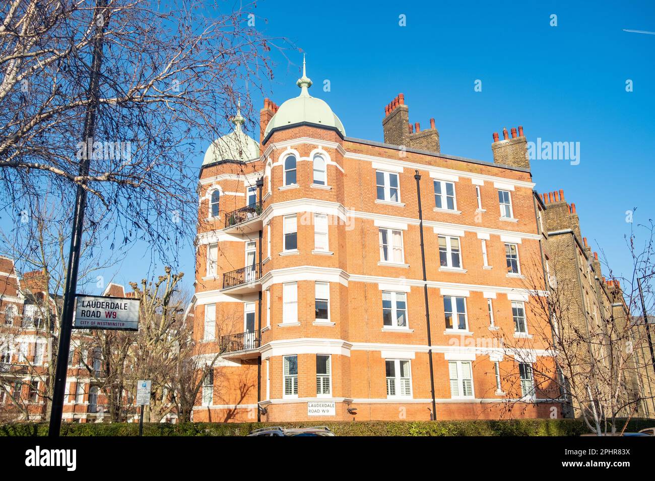 London - Januar 2023: Viktorianische Backsteingebäude in der Elgin Avenue in W9 Maida Vale Stockfoto