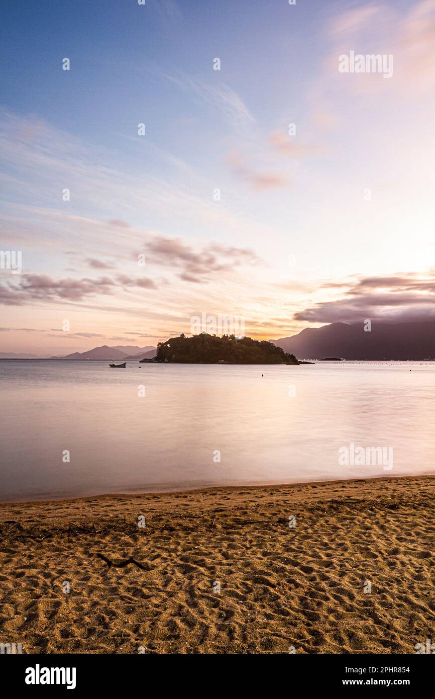 Laranjeiras Island vom Tapera Beach aus gesehen. Florianopolis, Santa Catarina, Brasilien. Stockfoto