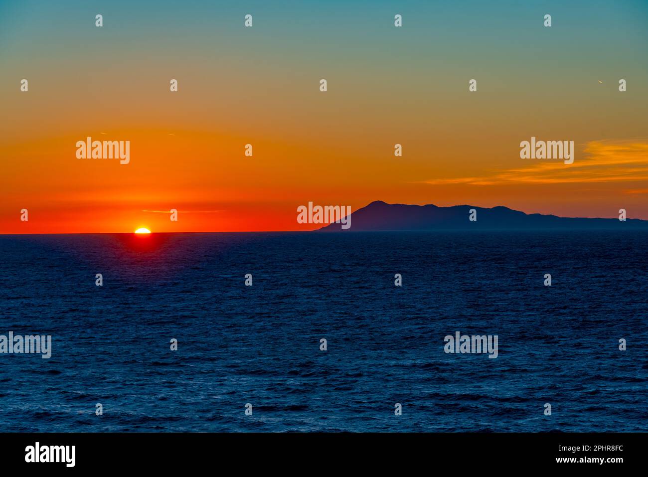 Blick auf den Sonnenuntergang über dem ionischen Meer in Griechenland. Stockfoto