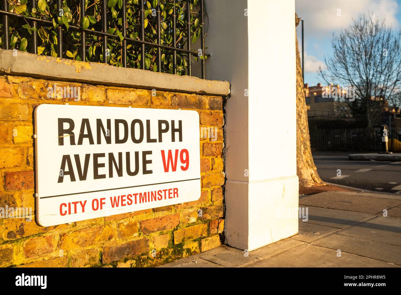 London - Januar 2023: Straßenschild Randolph Avenue in Maida Vale W9 West London Stockfoto