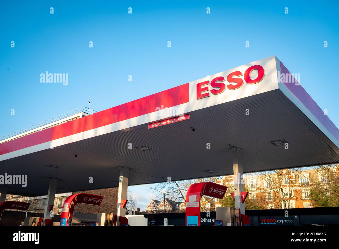 London – Januar 2023: Esso Tankstelle Logo Stockfoto