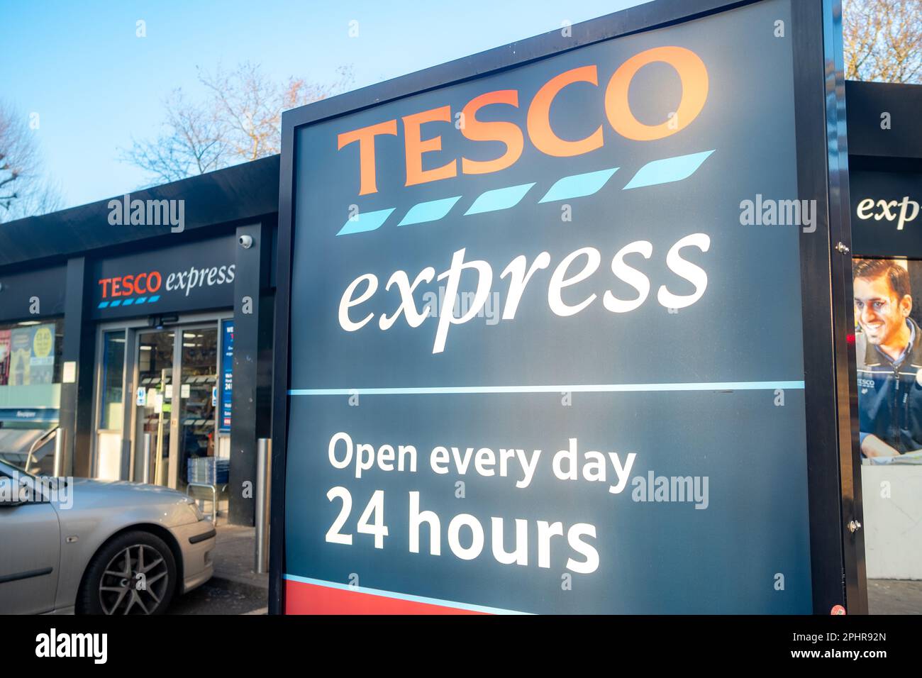 London - Januar 2023: Tesco Express an einer Esso-Tankstelle in Maida Vale, West-London Stockfoto