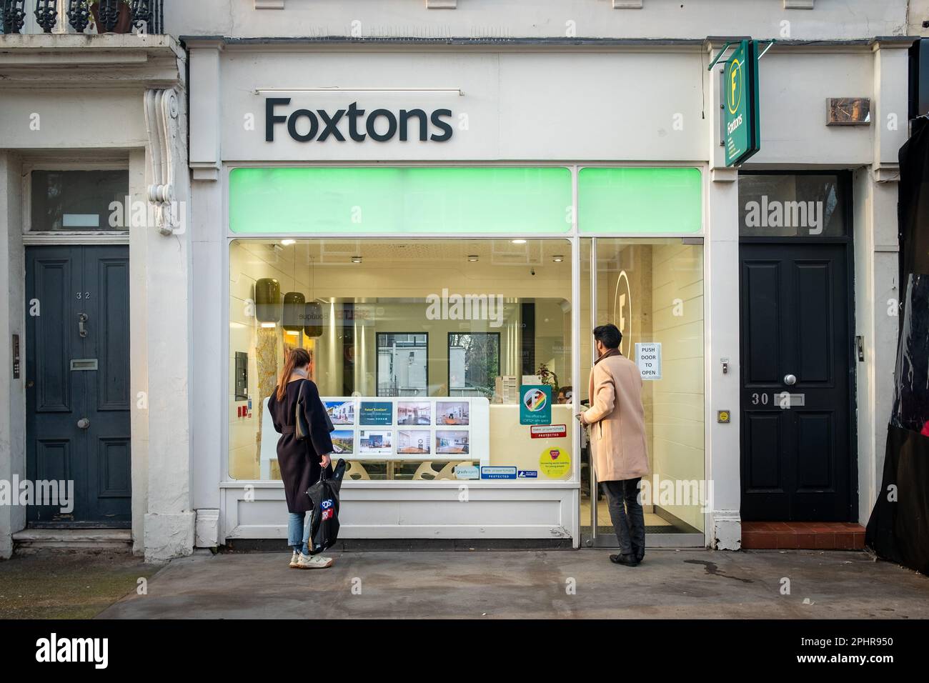 London - Januar 2023: Foxtons Makler auf der Clifton Road in Maida Vale W9 Stockfoto