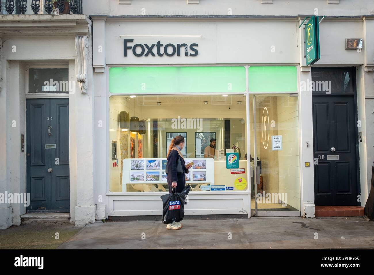 London - Januar 2023: Foxtons Makler auf der Clifton Road in Maida Vale W9 Stockfoto