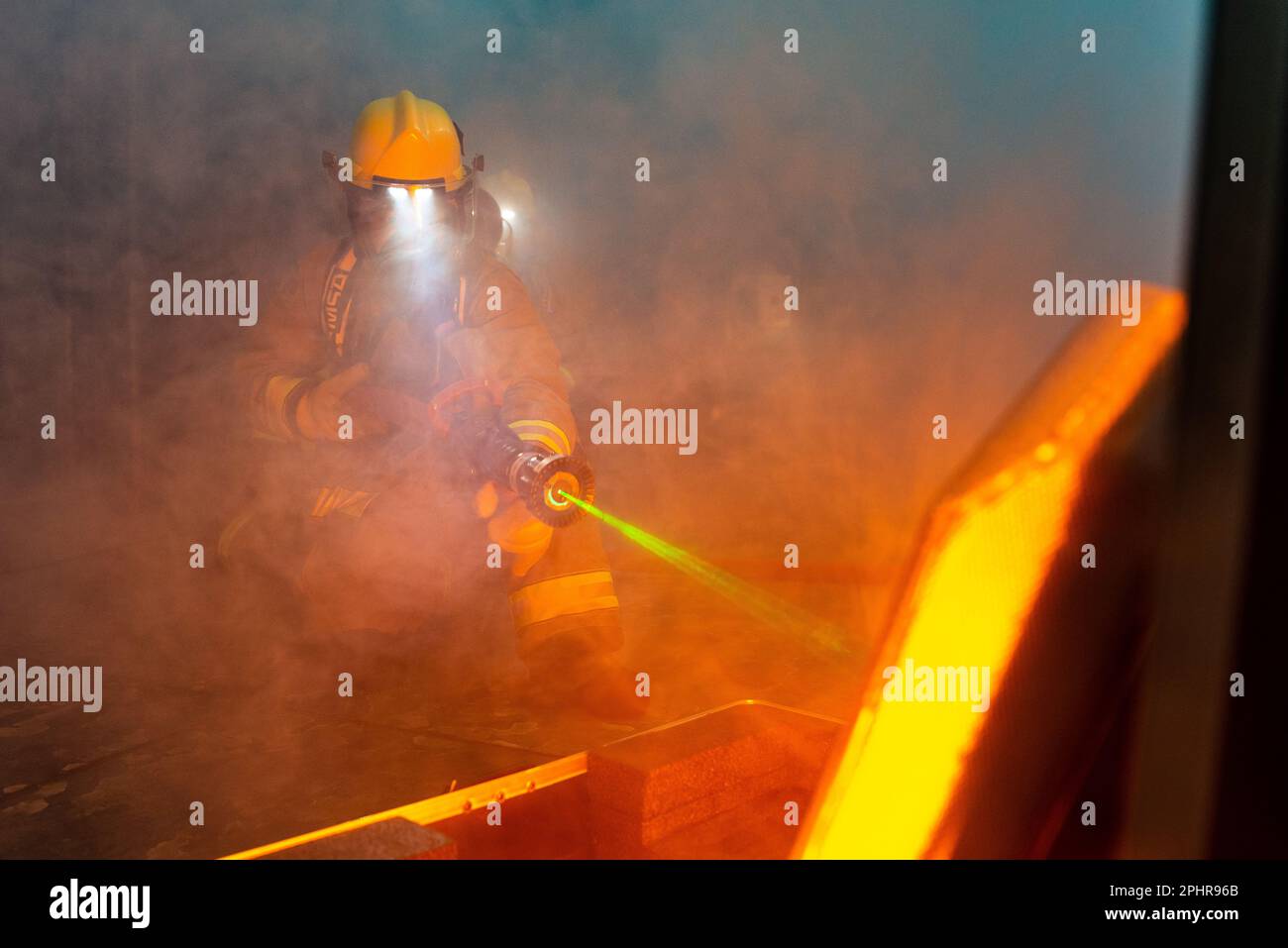 Marine Forces Japan Regional Fire Department Feuerwehrleute simulieren die Löschung eines Brandes mithilfe eines digitalen Feuerschulungssystems in Naval Air Facility (NAF) Atsugi, Japan, während der Übung Reliant Gale 2023, 22. März 2023. Stockfoto