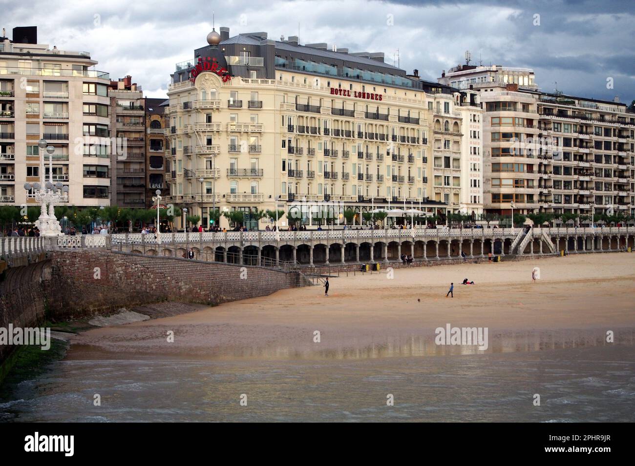 Das Ufer der Stadt, der Teil des Strandes von La Concha Bay, das historische Gebäude des Hotels de Londres, Donostia-San Sebastian, Baskenland, Spanien Stockfoto