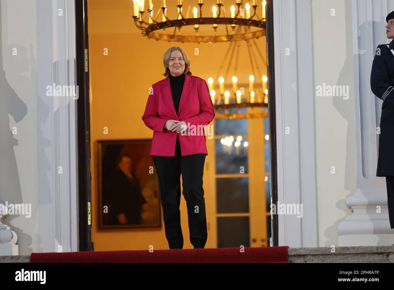 Berlin, 29. März 2023, Präsident des Bundestages Bärbel Bas auf der Treppe zum Schloss Bellevue zum Staatsbankett für König Karl III Sven Strick/Alamy Live News Stockfoto