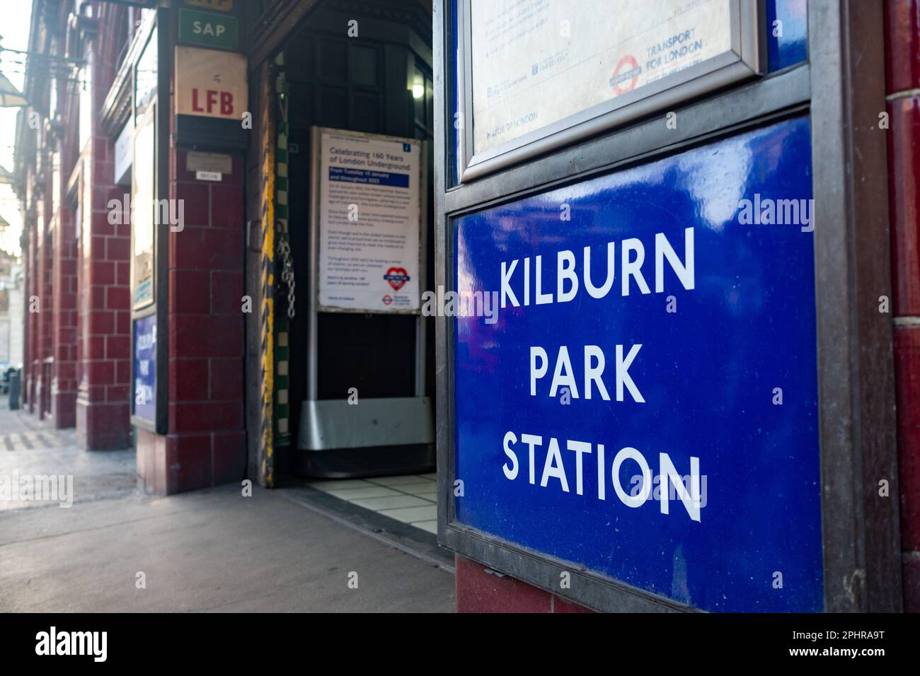 London - Januar 2023: London - Januar 2023: Kilburn Park U-Bahn-Station der Bakerloo-Linie im Nordwesten von London Stockfoto