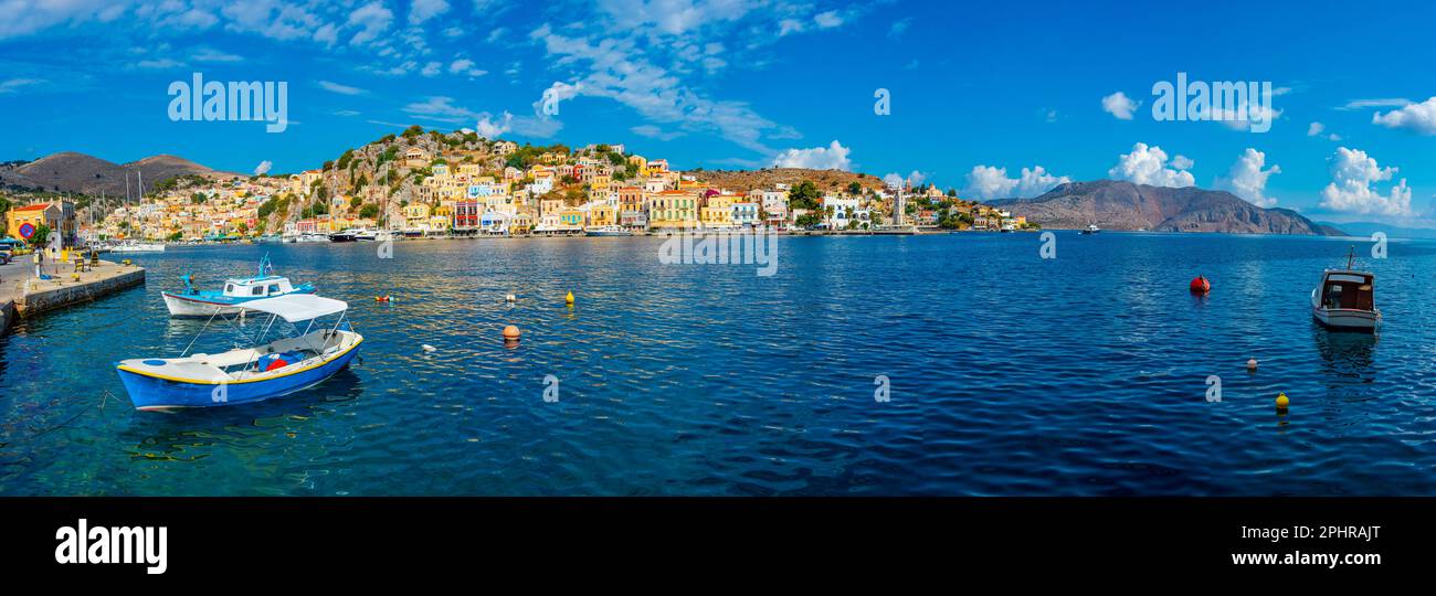 Farbenfrohe Häuser am Ufer der griechischen Insel Symi. Stockfoto