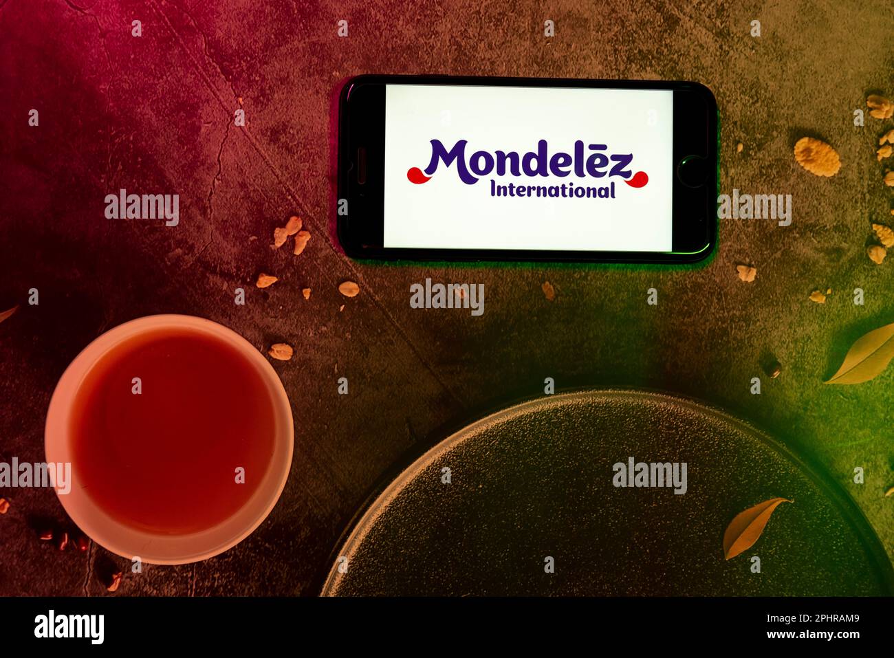 In dieser Fotoabbildung wird das Mondelez International Logo auf dem Bildschirm eines Mobiltelefons angezeigt. Stockfoto