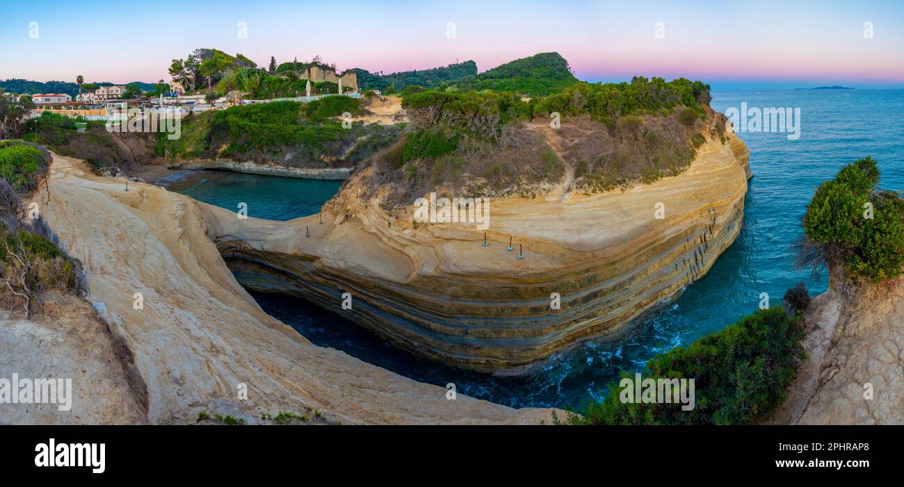 Blick auf den Canal d'Amour bei Sonnenaufgang in der griechischen Stadt Sidari. Stockfoto