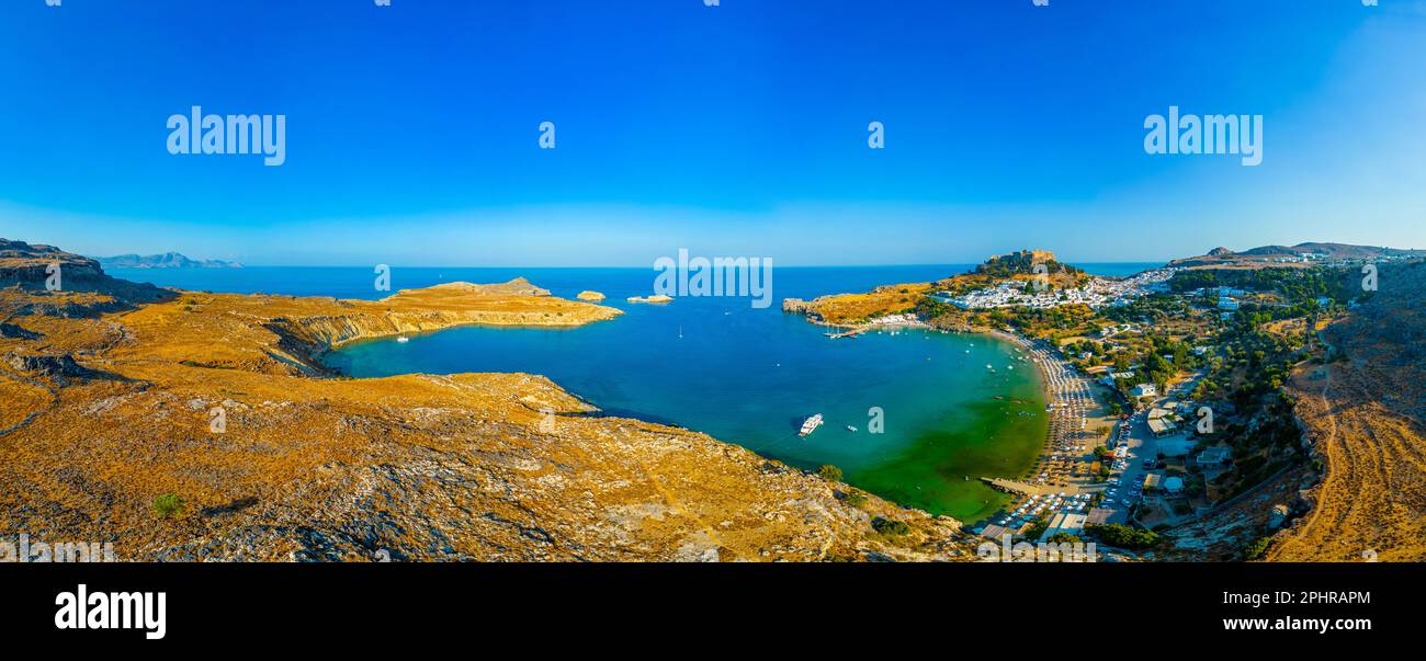 Panoramablick auf die griechische Stadt Lindos auf der Insel Rhodos. Stockfoto