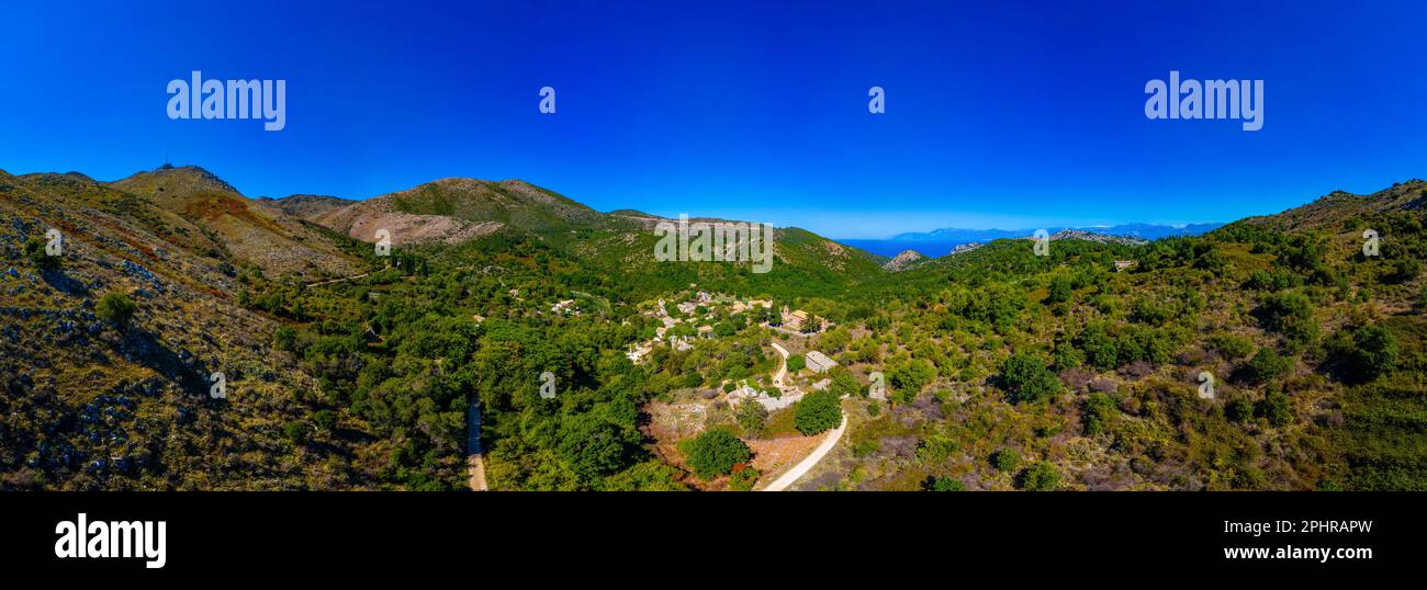 Panoramablick auf das griechische Dorf Old perithia auf der Insel Korfu. Stockfoto
