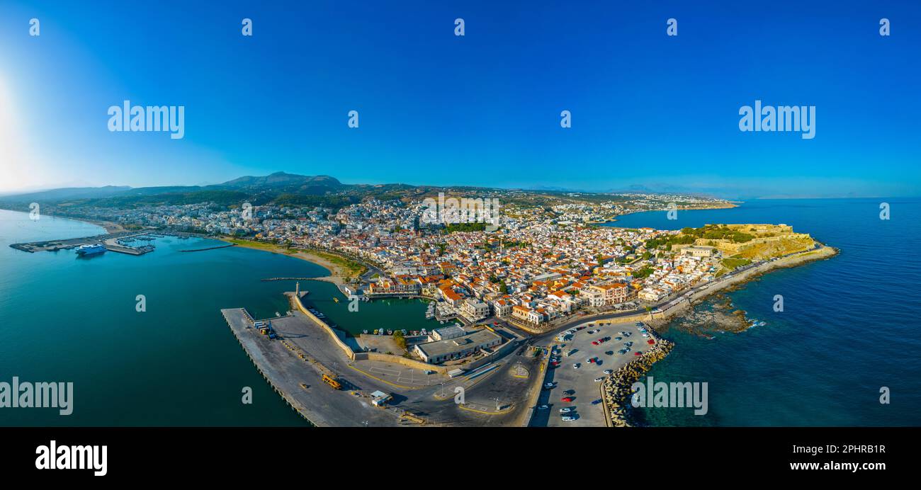 Luftaufnahme des venezianischen Hafens in der griechischen Stadt Rethimno, Kreta. Stockfoto