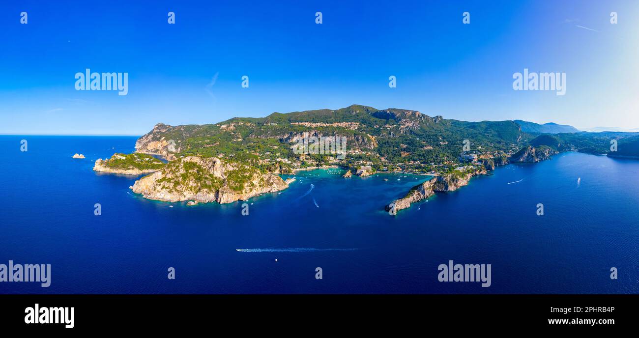 Luftaufnahme der Küste von Paleokastritsa auf der griechischen Insel Korfu. Stockfoto