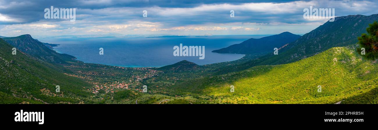Panoramablick auf das Dorf Poulithra auf der Insel Peloponnes in Griechenland. Stockfoto