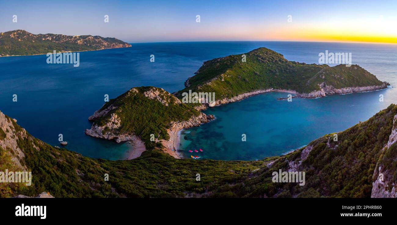 Blick auf den Strand von Porto Timoni bei Sonnenuntergang auf der griechischen Insel Korfu. Stockfoto
