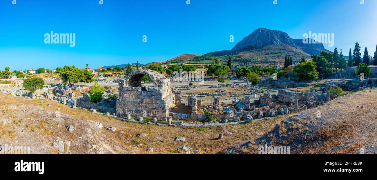Blick auf die archäologische Ausgrabungsstätte des antiken Korinth in Griechenland. Stockfoto