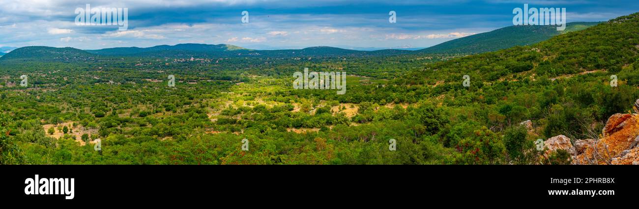 Wilde Landschaft der Halbinsel Peloponnes in Griechenland. Stockfoto